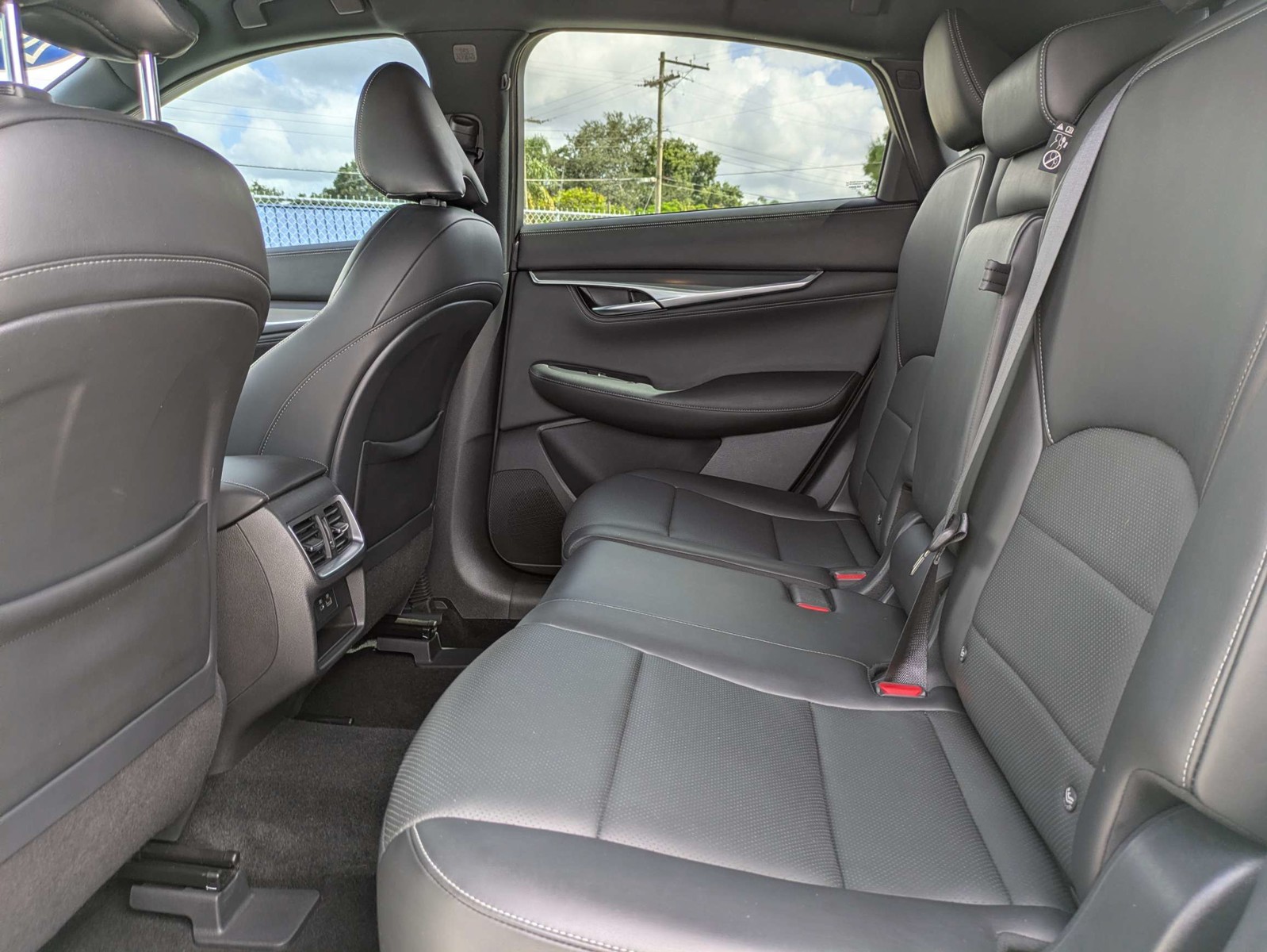 Used 2023 Majestic White INFINITI LUXE image 14