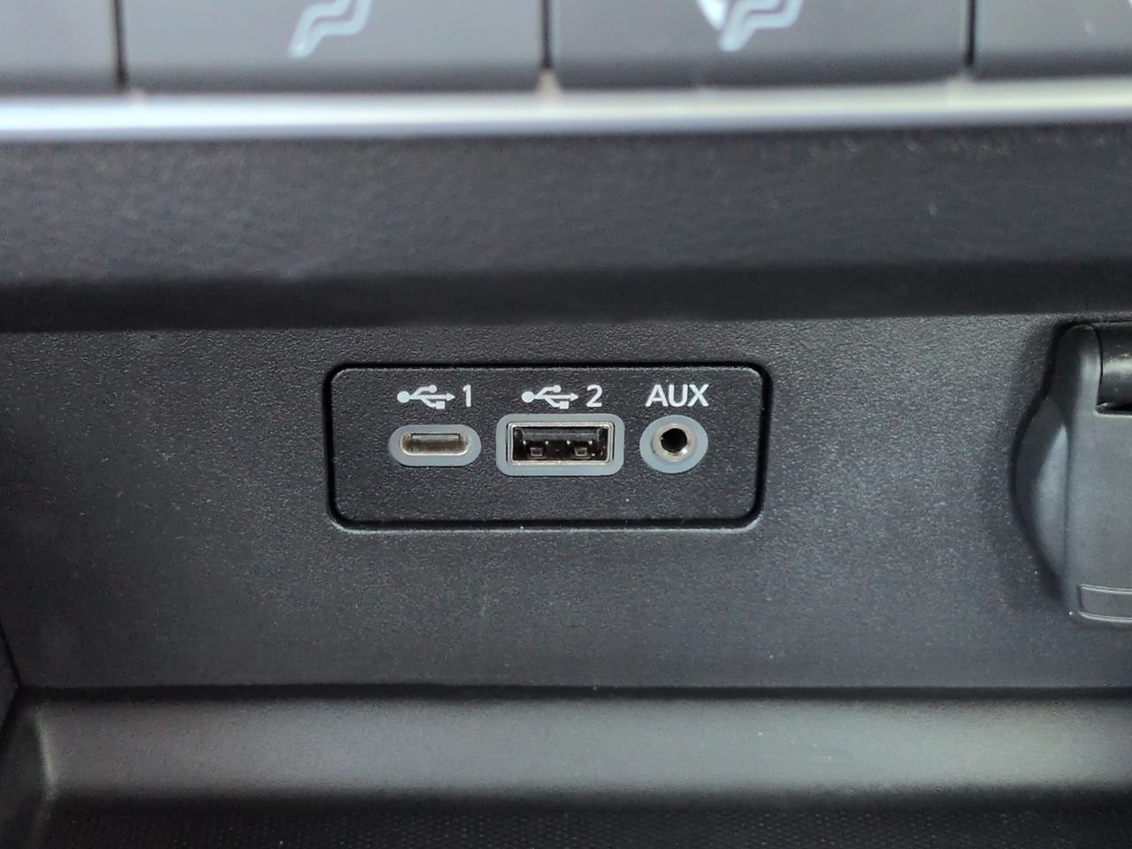 Used 2025 White Nissan 2.5 S image 21