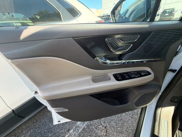 Used 2020 White Lincoln Standard image 3