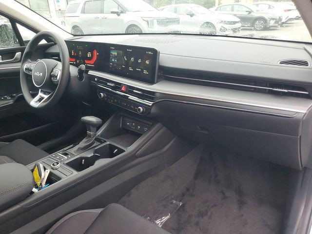 New 2025 White Kia LXS image 27