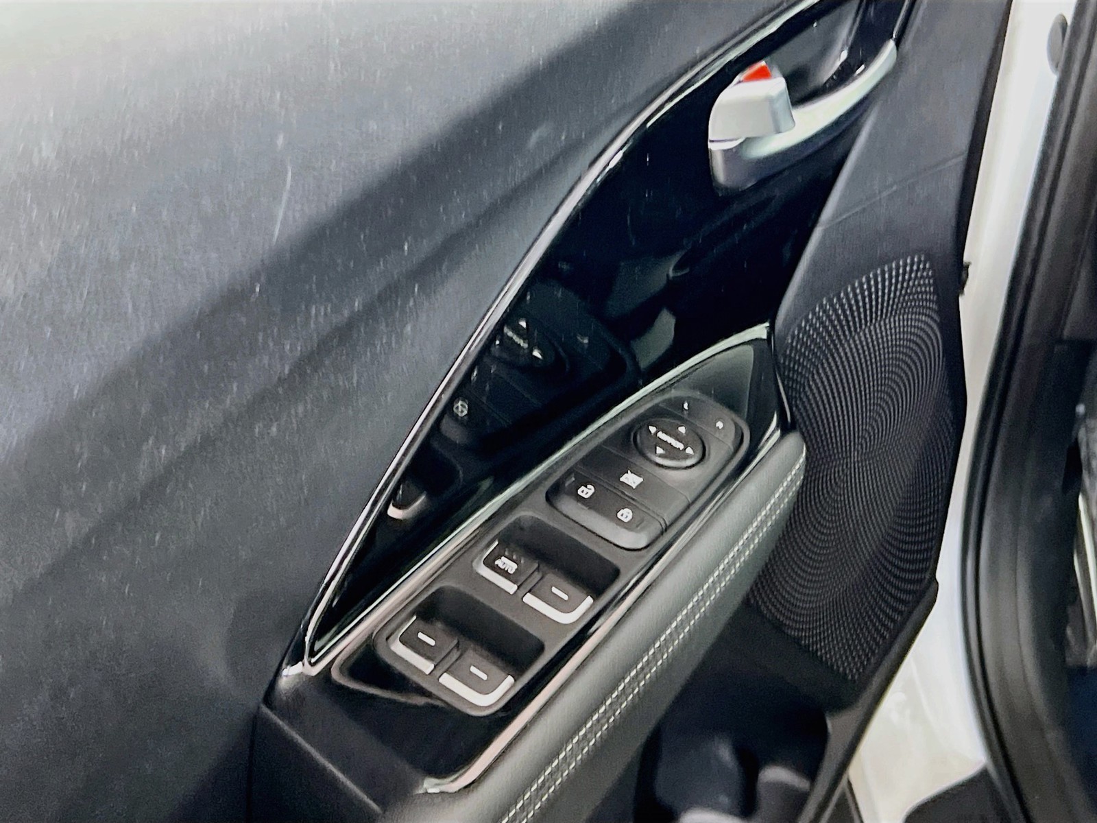 Used 2020 White Kia LXS image 15