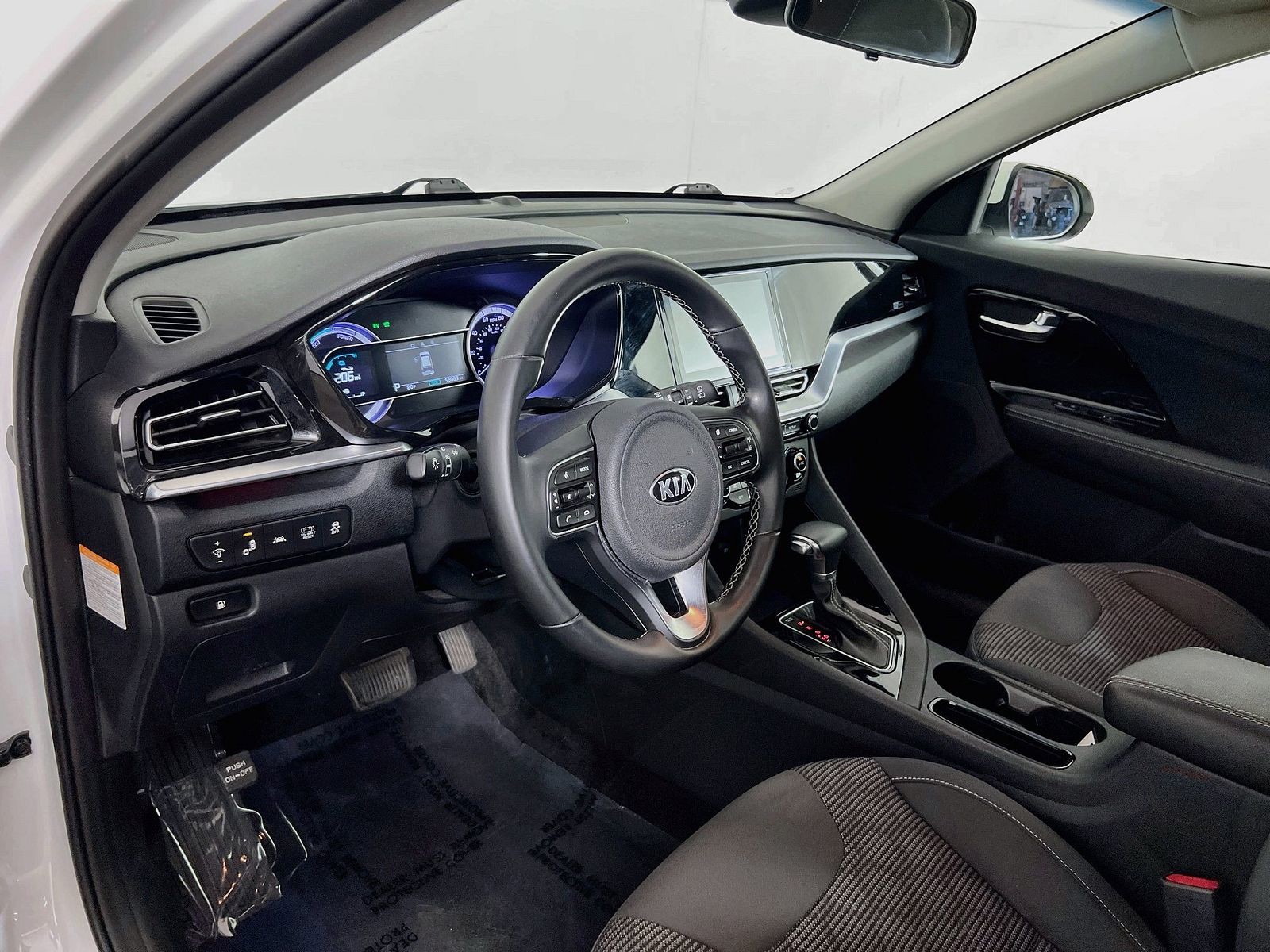Used 2020 White Kia LXS image 9