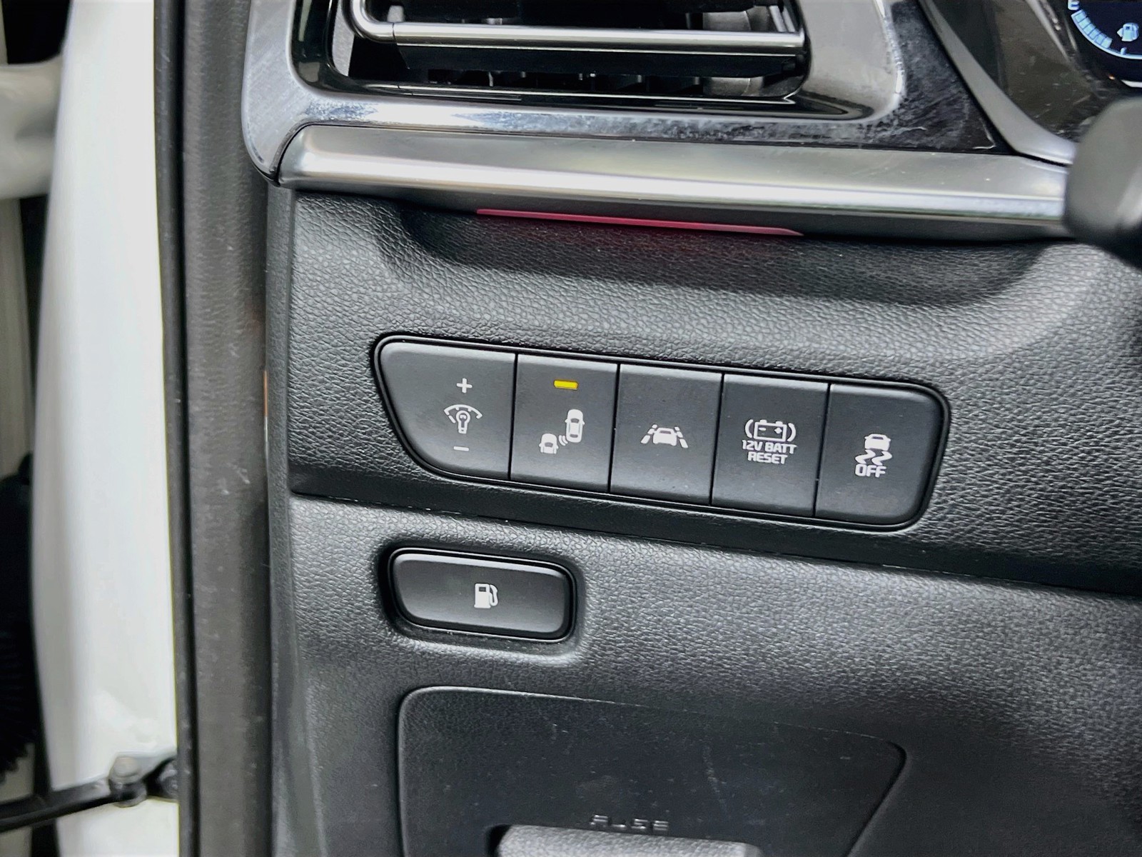 Used 2020 White Kia LXS image 14