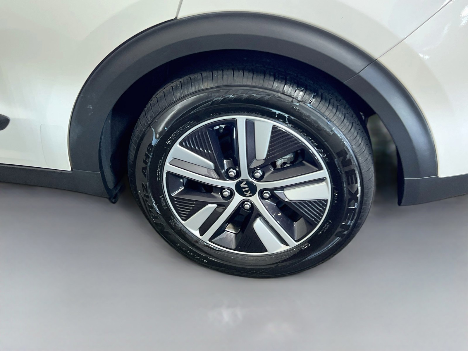 Used 2020 White Kia LXS image 22