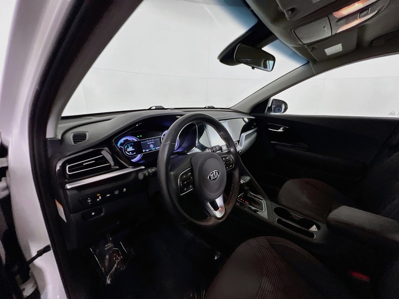 Used 2020 White Kia LXS image 16