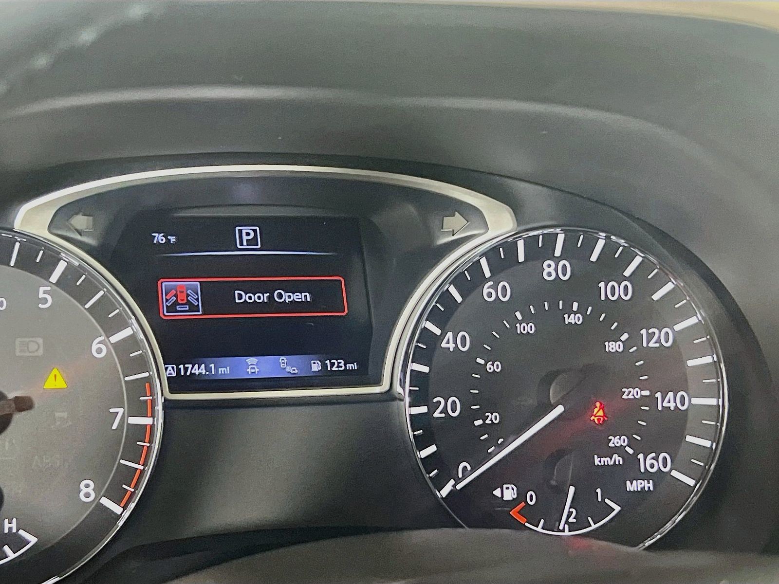 Used 2020 White Nissan Platinum image 9
