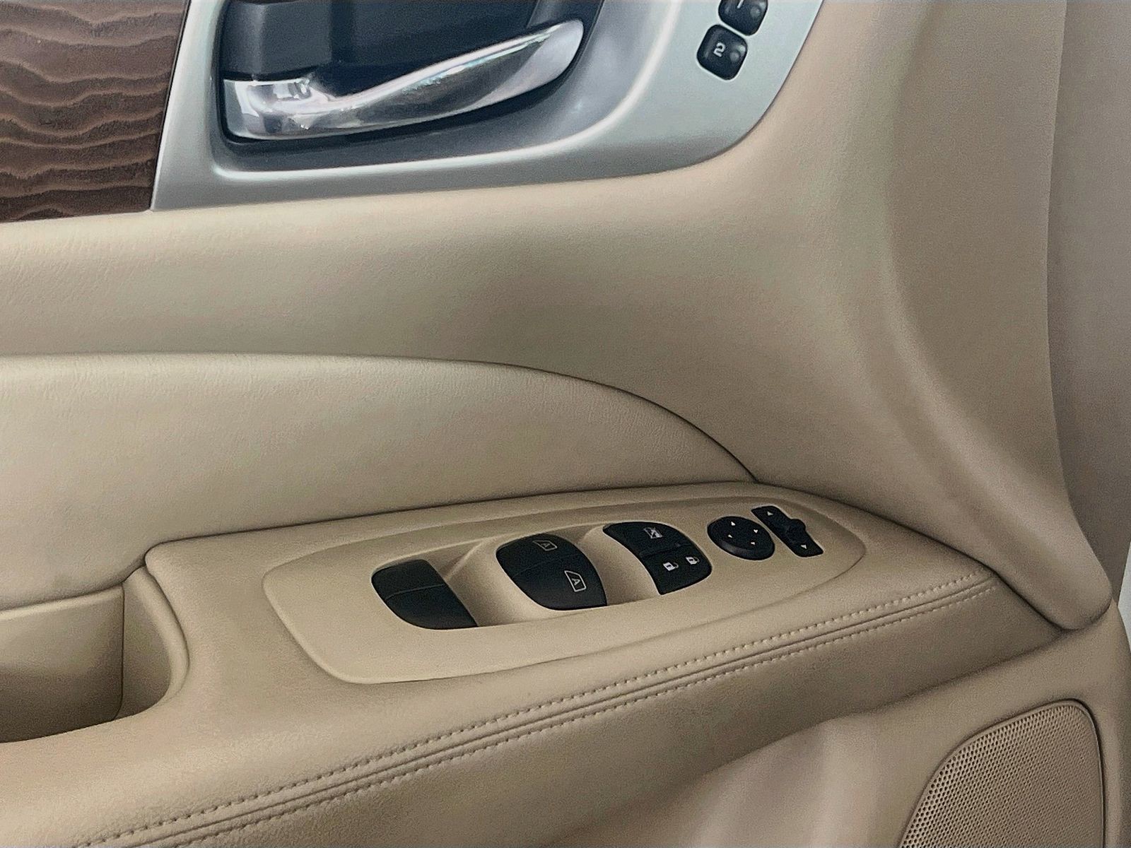 Used 2020 White Nissan Platinum image 7