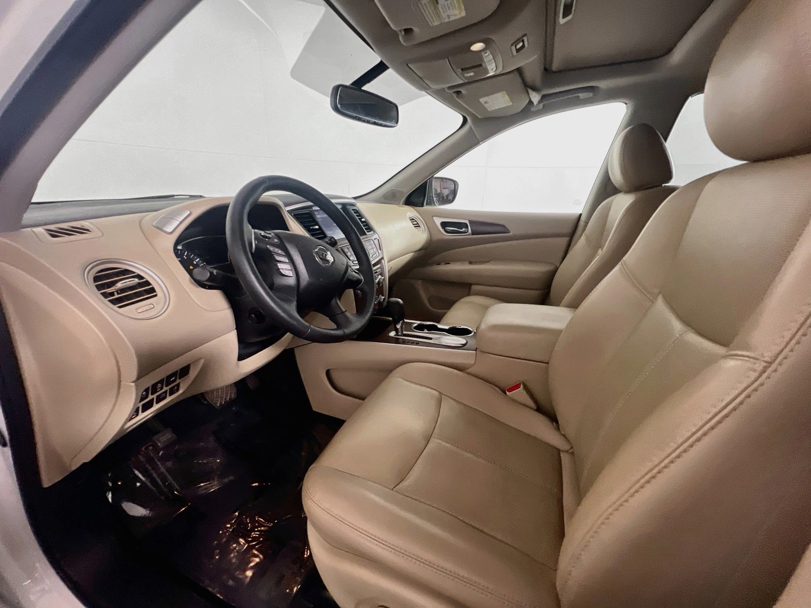 Used 2020 White Nissan Platinum image 14