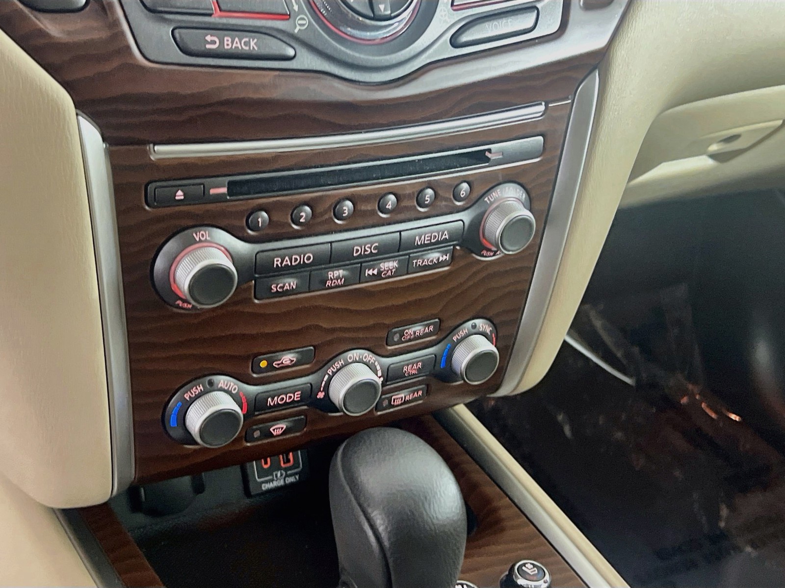 Used 2020 White Nissan Platinum image 11
