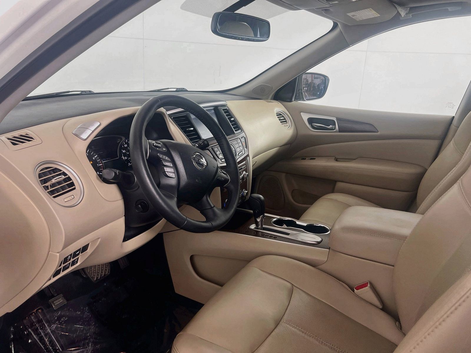 Used 2020 White Nissan Platinum image 6