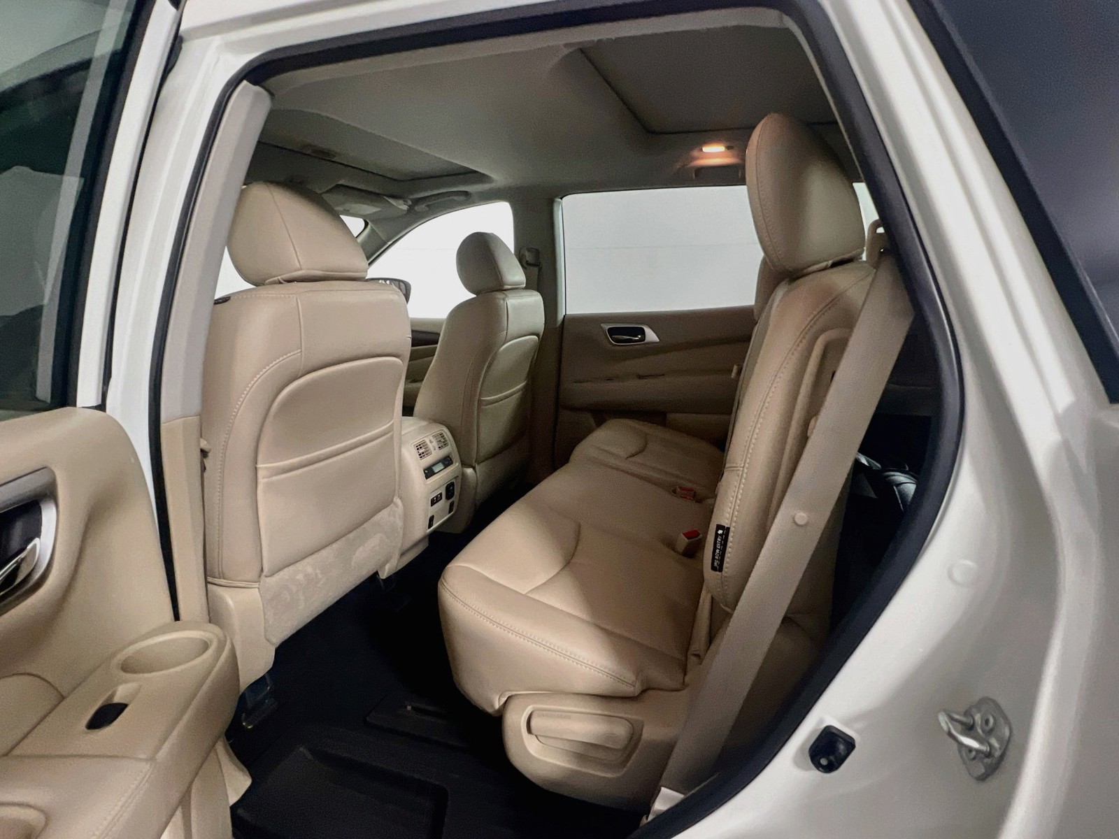 Used 2020 White Nissan Platinum image 15