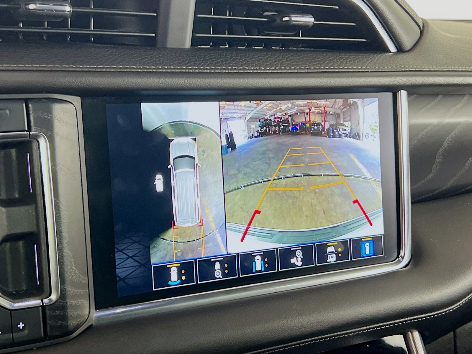 2023 GMC Yukon Denali - Photo 12