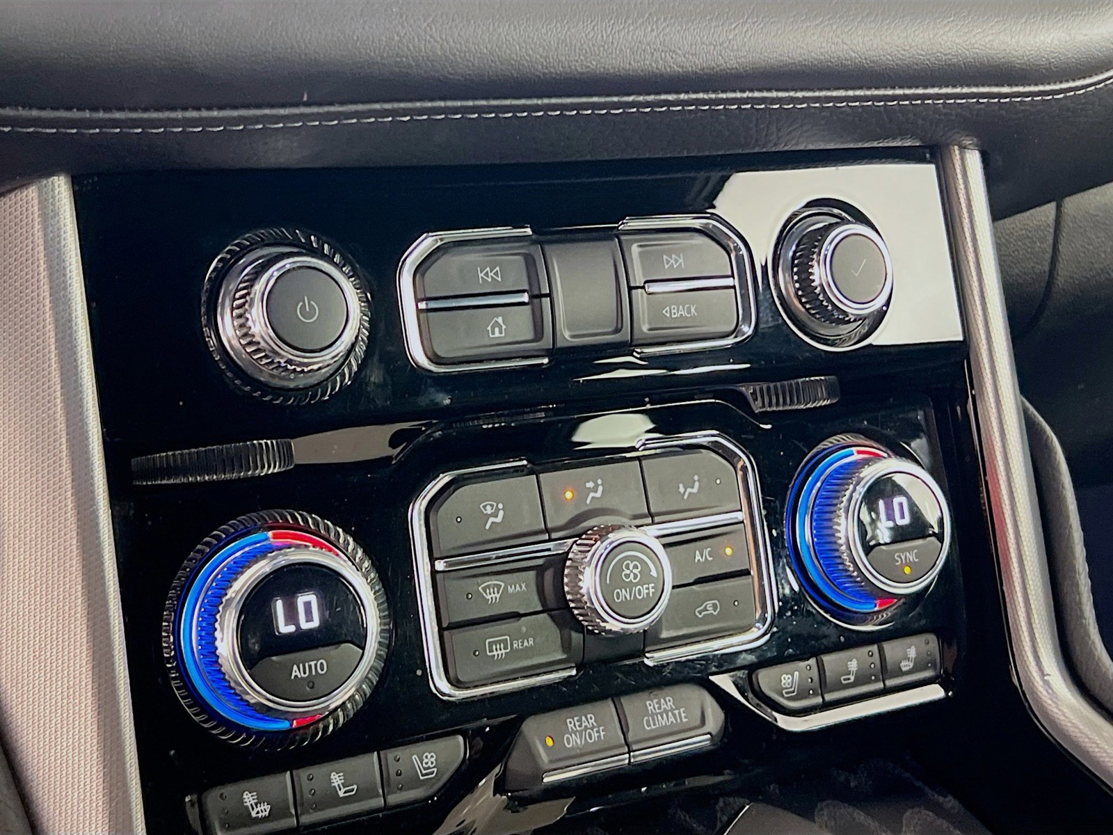 2023 GMC Yukon Denali - Photo 14
