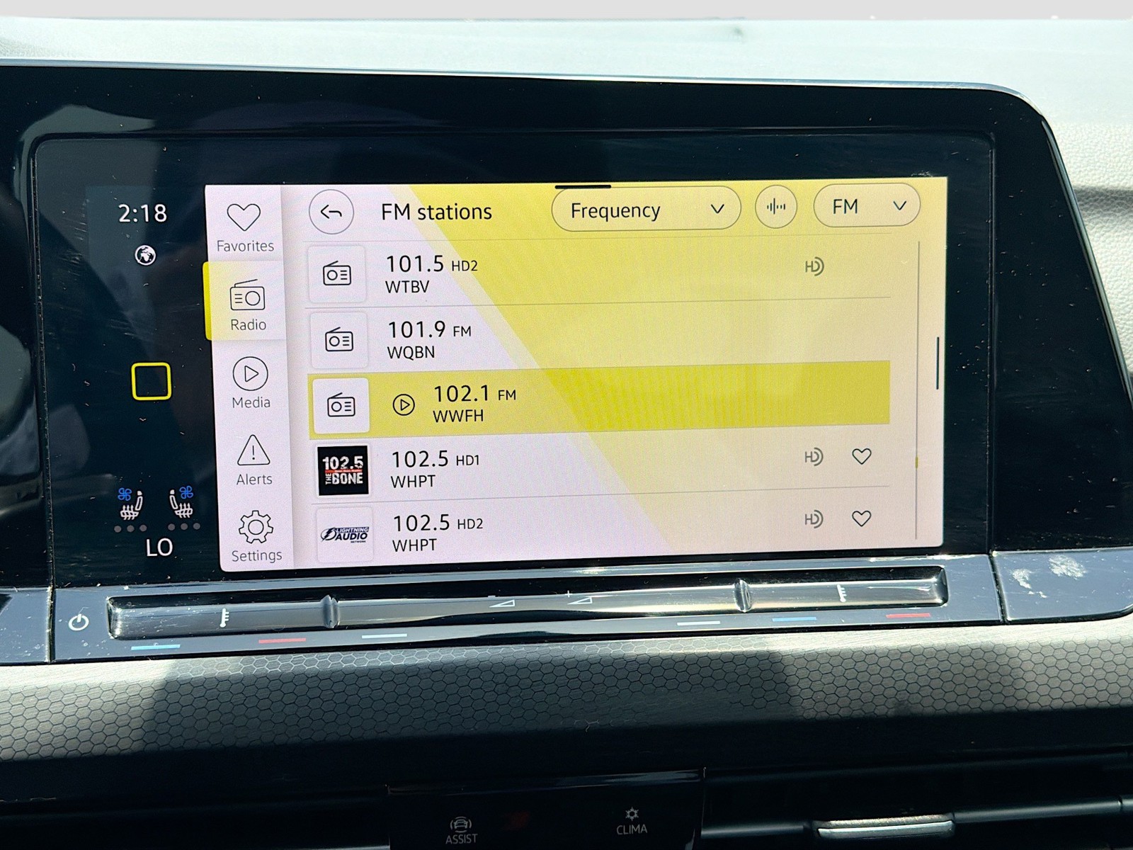 Used 2024 Moonstone Gray Volkswagen SE image 31