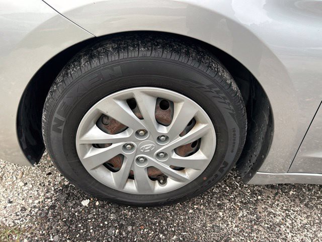 Used 2020 Stellar Silver Hyundai SE image 19