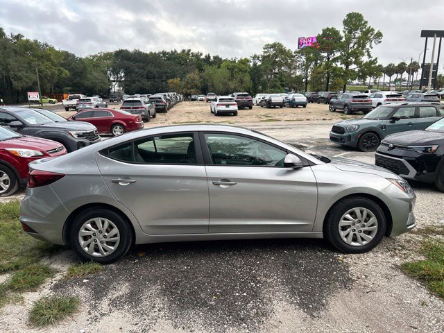 Used 2020 Stellar Silver Hyundai SE image 18