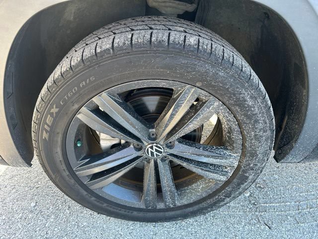 Used 2021 Deep Black Pearl Volkswagen 3.6L V6 SE w/Technology R-Line image 21
