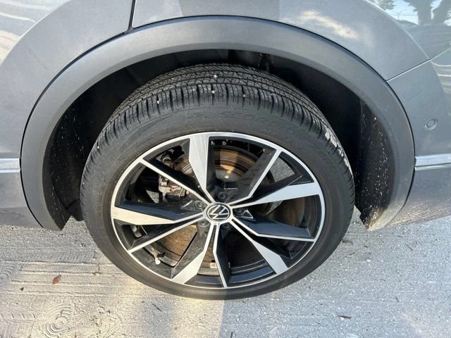Used 2024 Platinum Gray Metallic Volkswagen SEL R-Line image 20
