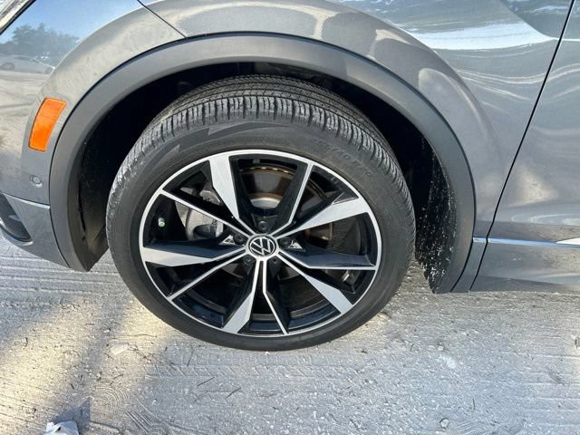 Used 2024 Platinum Gray Metallic Volkswagen SEL R-Line image 21