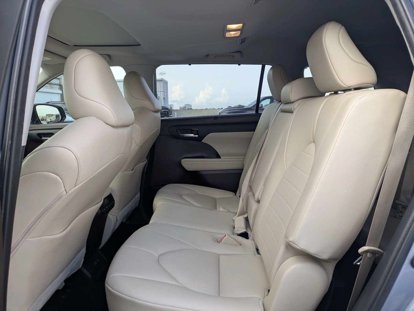 Used 2021  Toyota XLE image 13