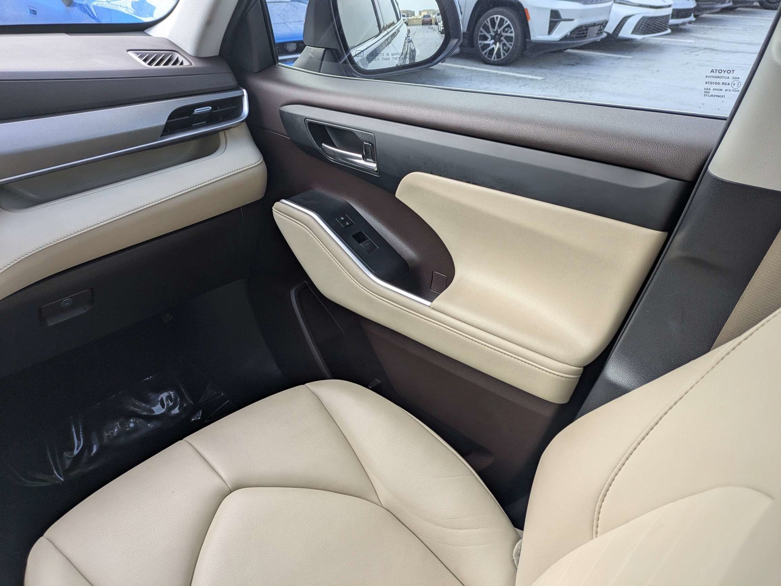 Used 2021  Toyota XLE image 17