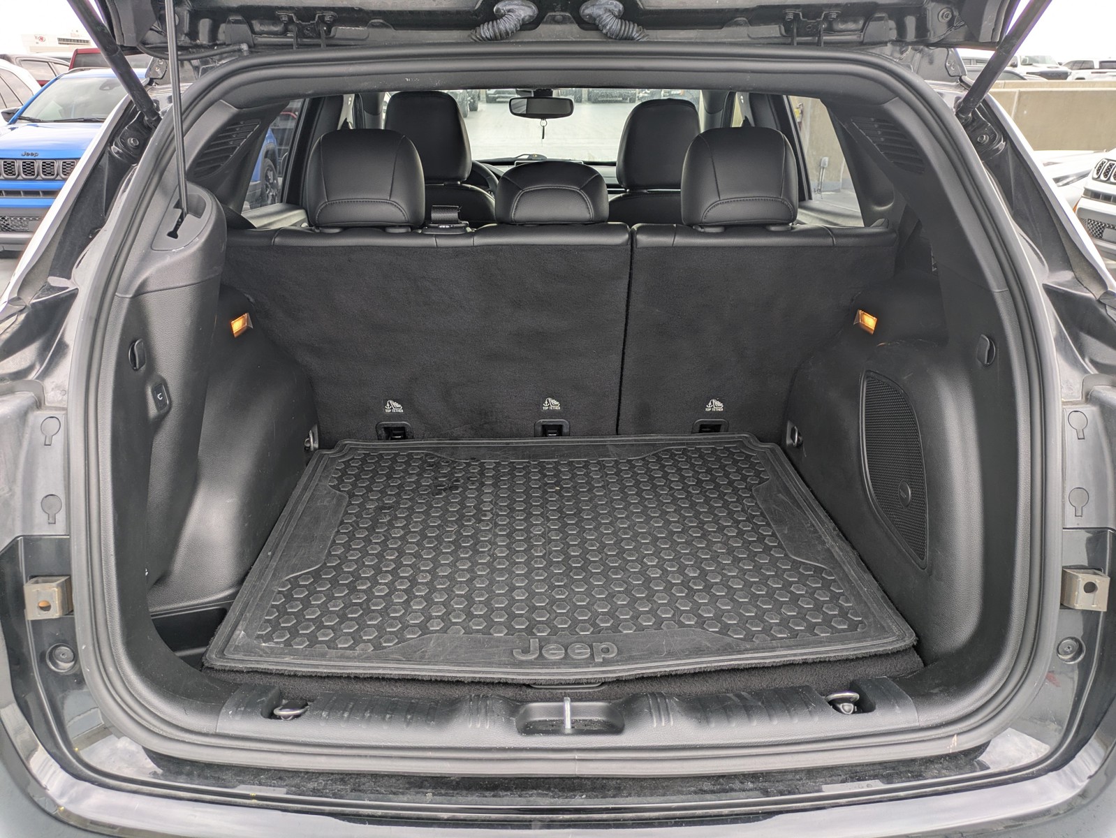 Used 2023 Black Jeep Latitude image 12