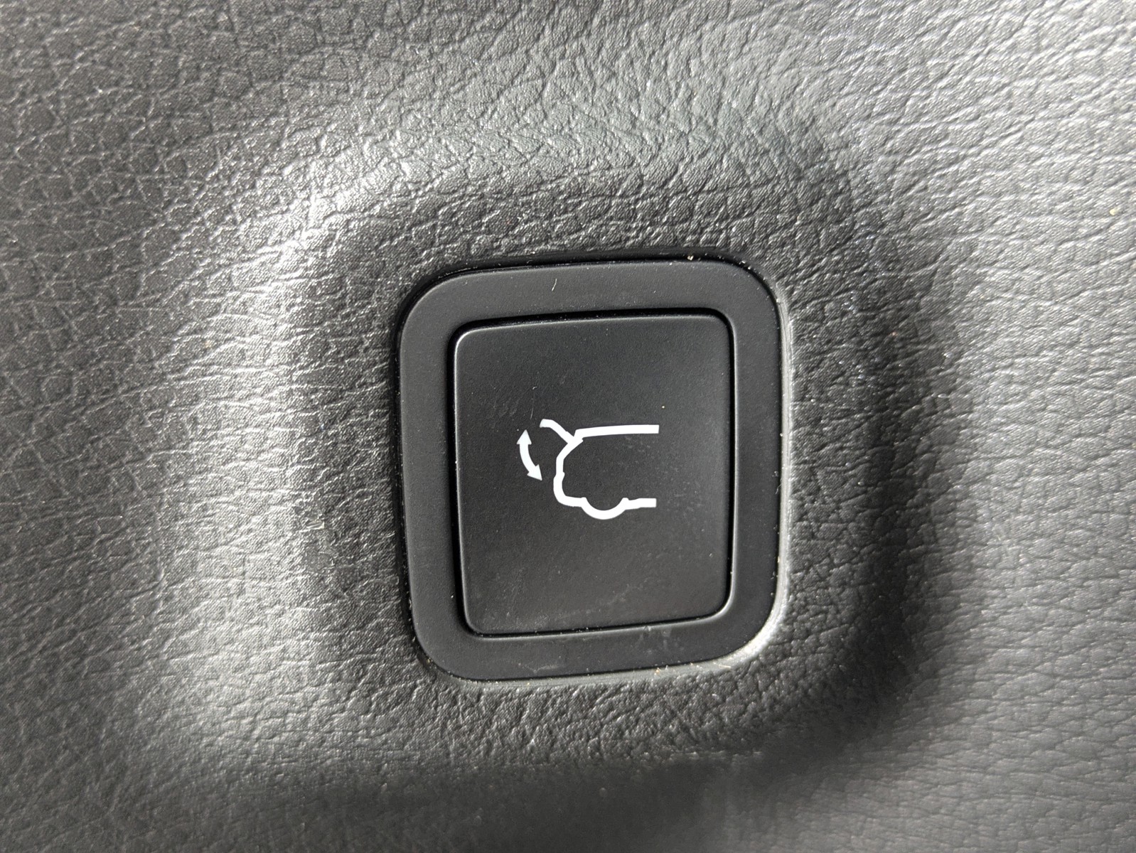 Used 2023 Black Jeep Latitude image 13