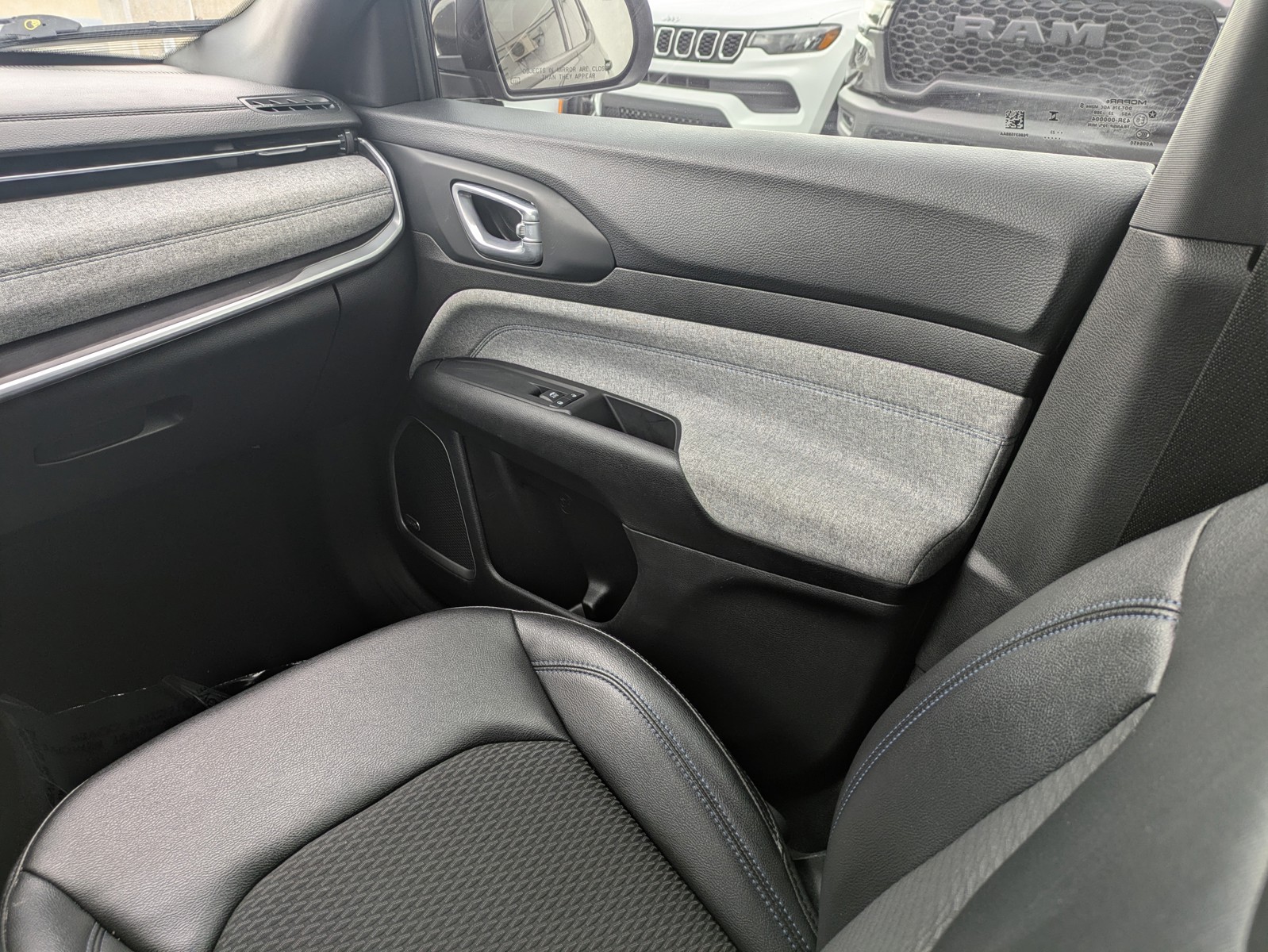 Used 2023 Black Jeep Latitude image 18