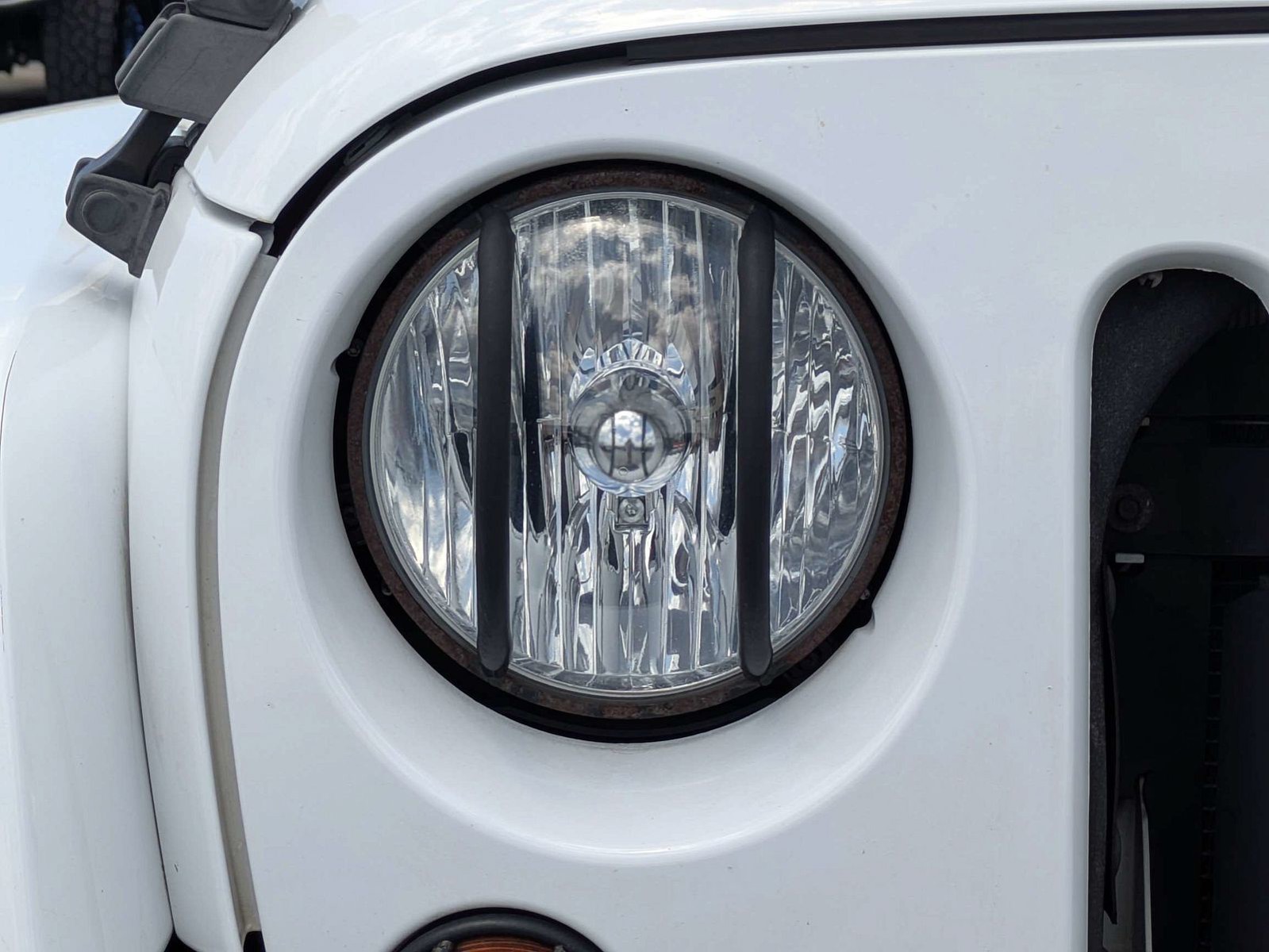 Used 2013 White Jeep Unlimited Sahara image 10