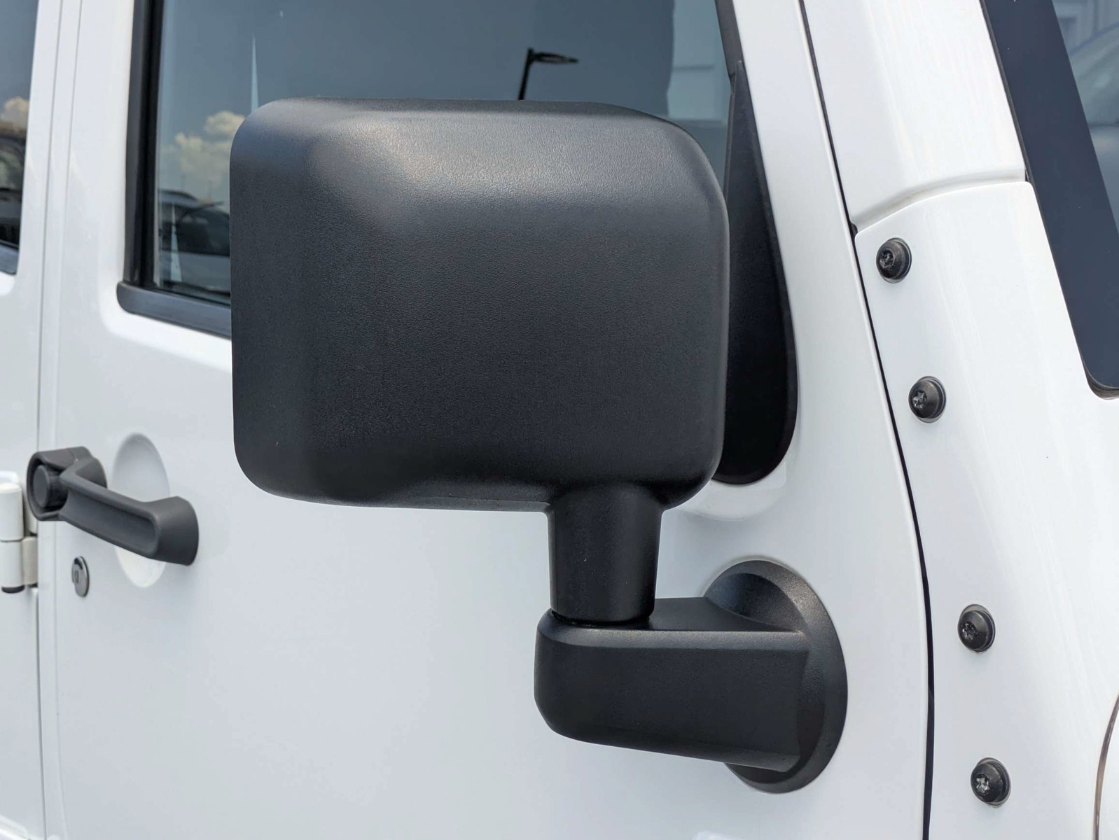 Used 2013 White Jeep Unlimited Sahara image 12