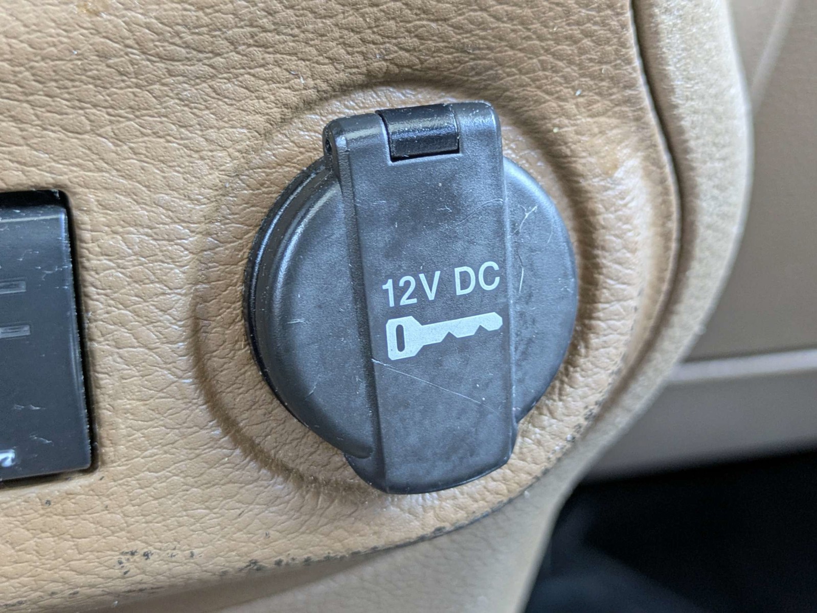 Used 2013 White Jeep Unlimited Sahara image 22