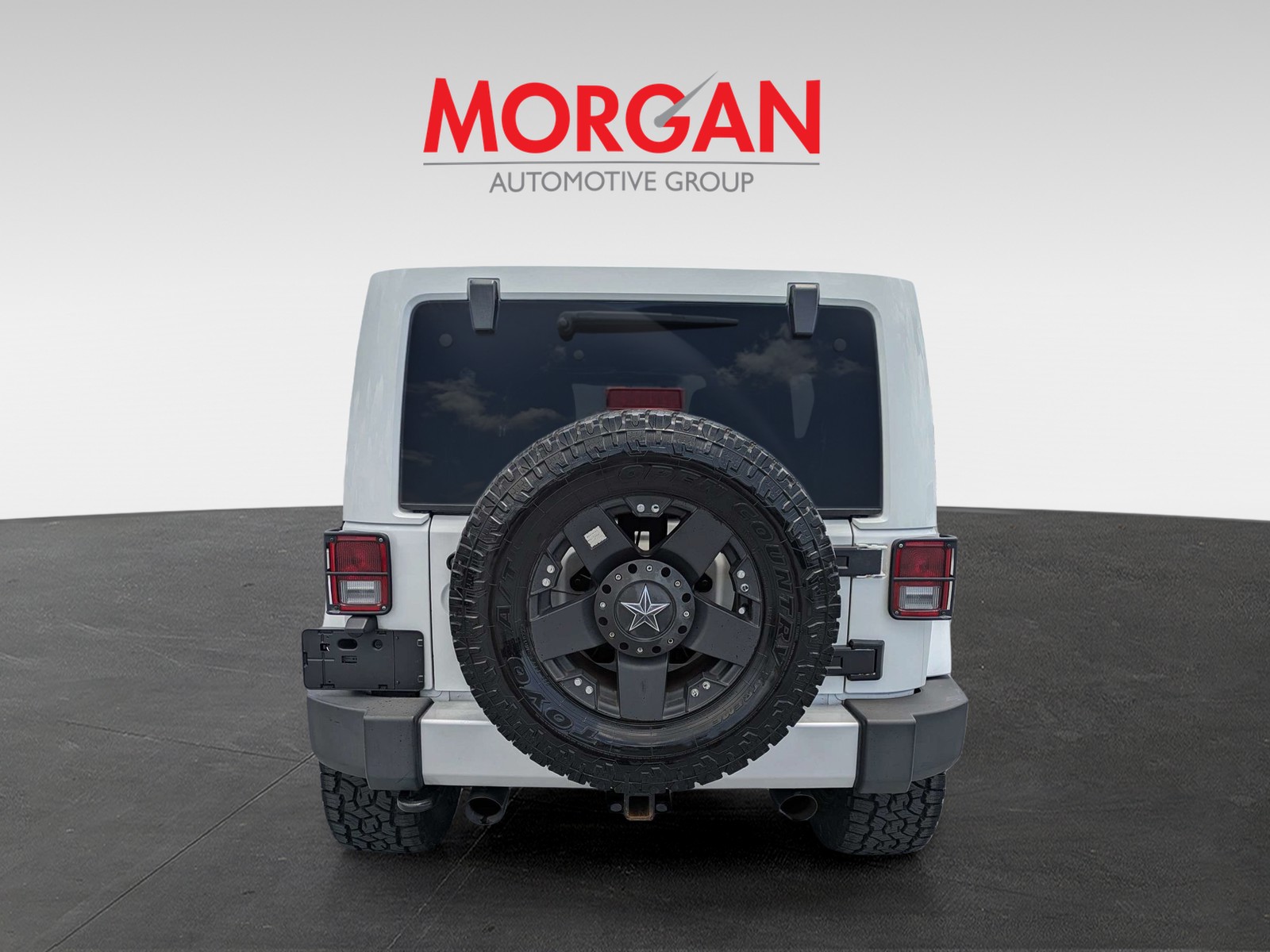 Used 2013 White Jeep Unlimited Sahara image 4
