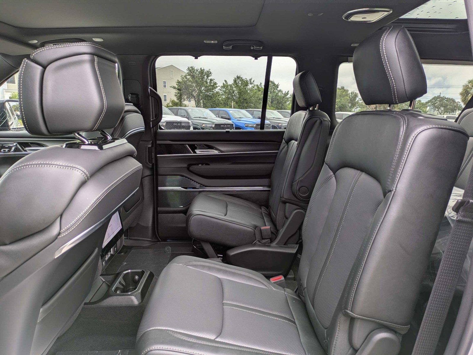 New 2026 Silver Jeep Summit Obsidian image 15