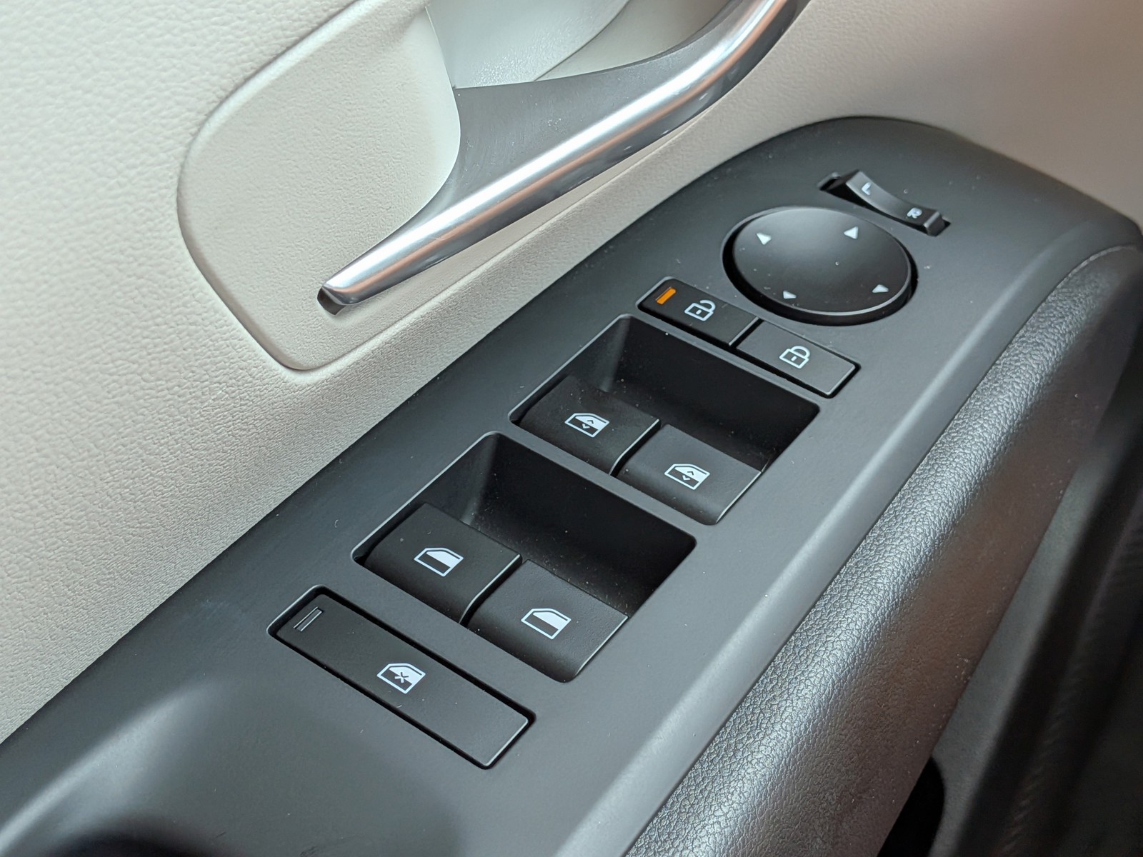 Certified Used 2025 Rockwood Green Hyundai SEL Convenience image 24