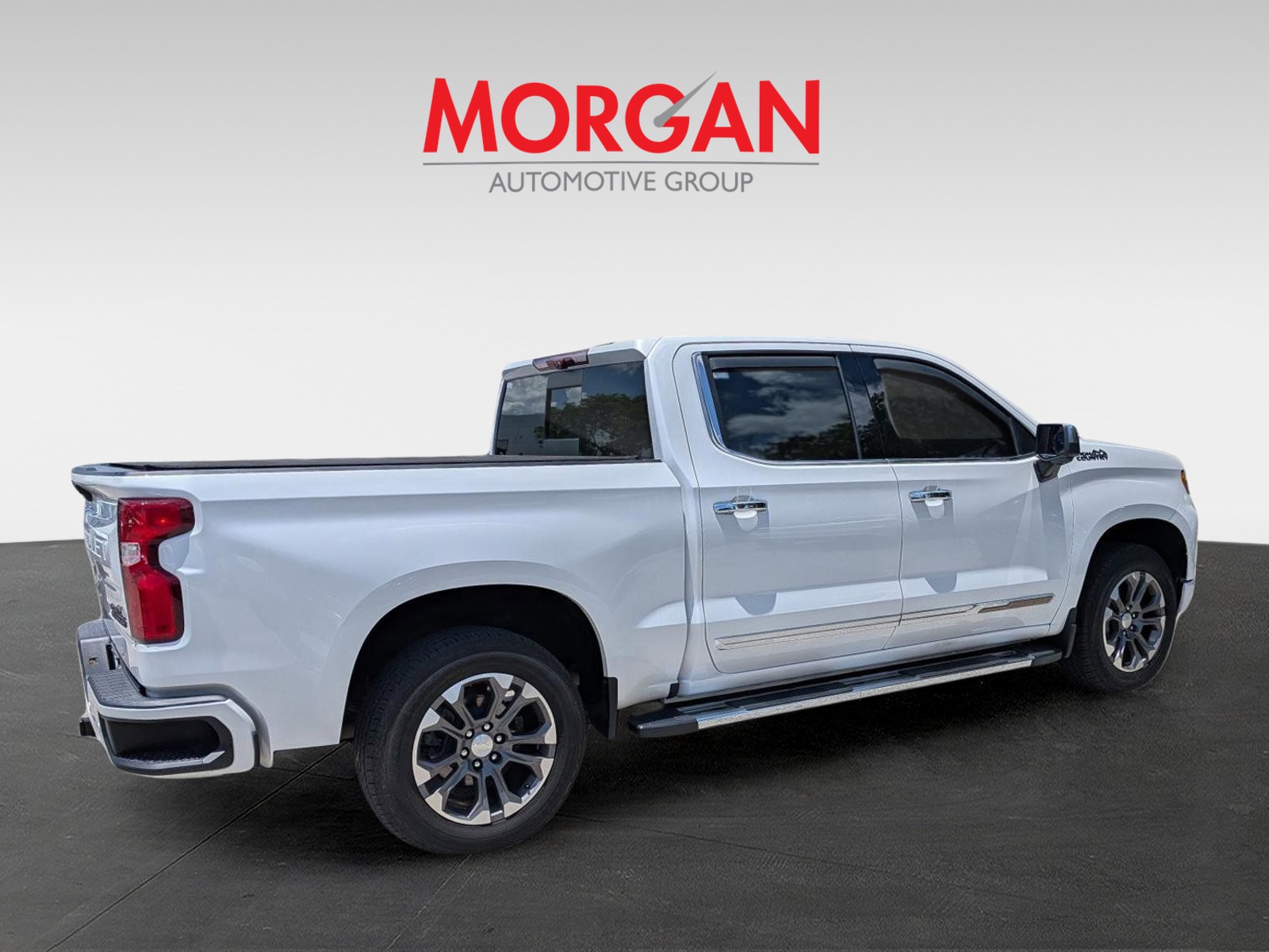Used 2022 Iridescent Pearl Tricoat Chevrolet High Country image 4