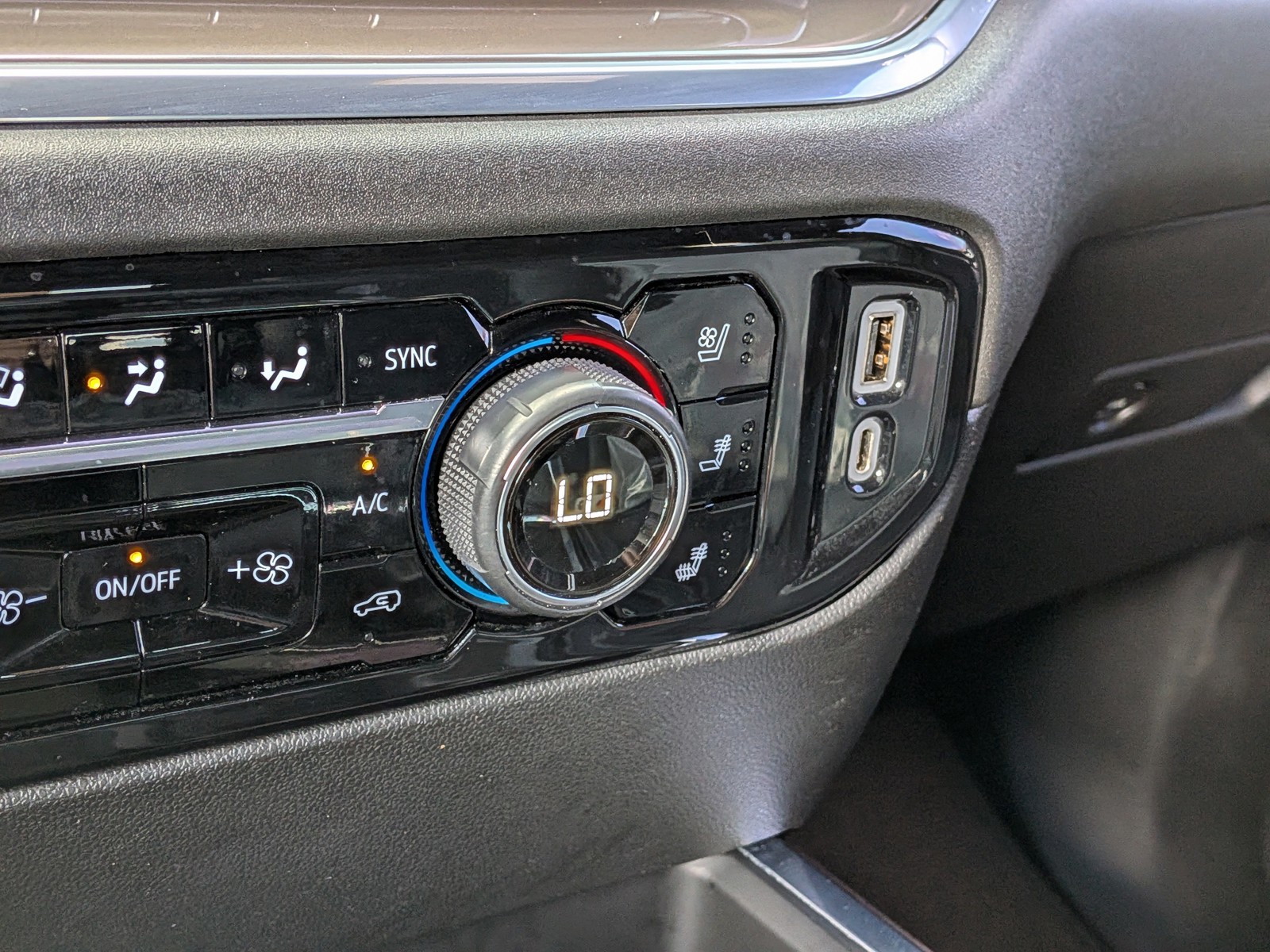Used 2022 Iridescent Pearl Tricoat Chevrolet High Country image 31