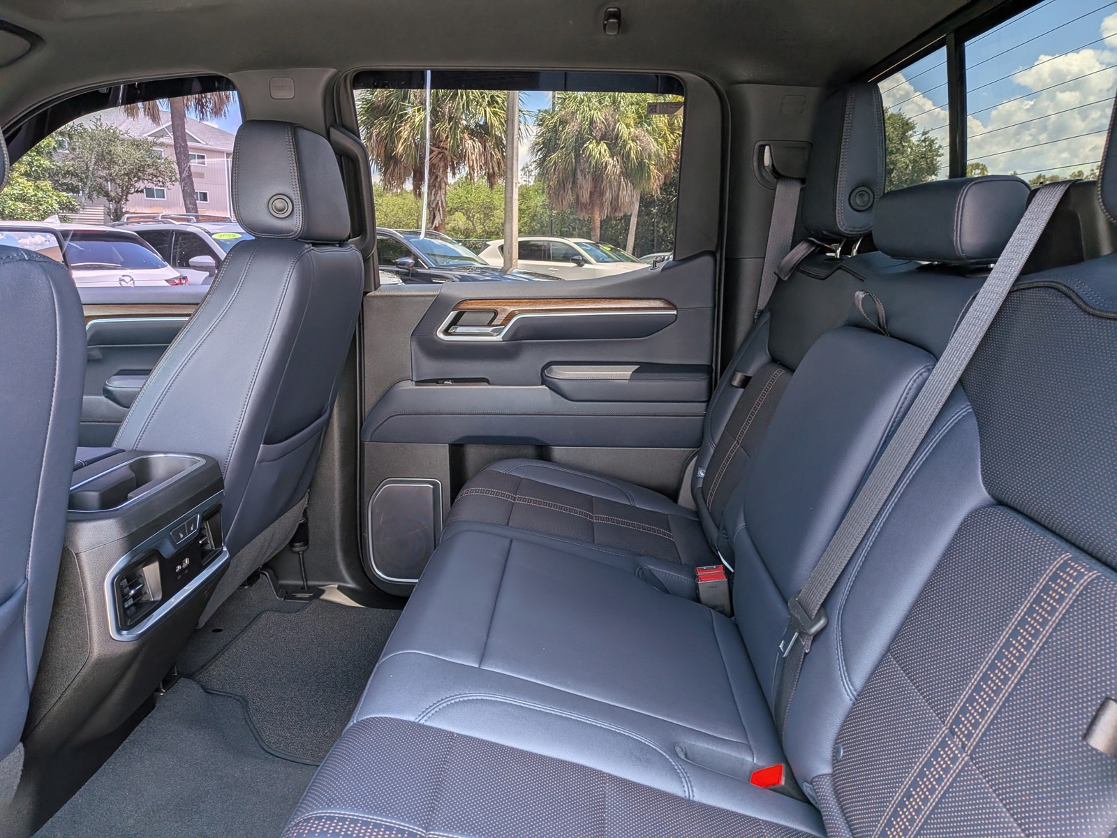 Used 2022 Iridescent Pearl Tricoat Chevrolet High Country image 14