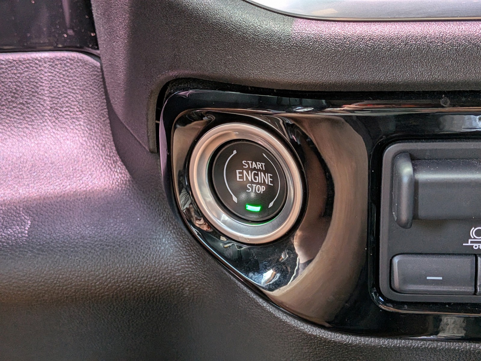 Used 2022 Iridescent Pearl Tricoat Chevrolet High Country image 29