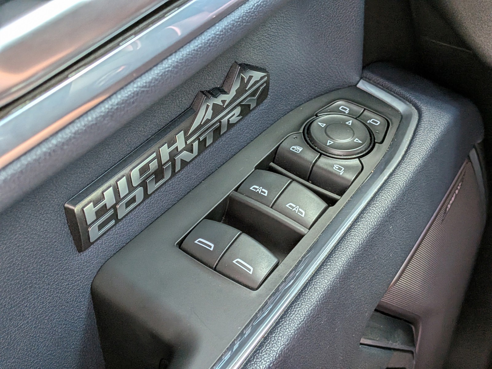 Used 2022 Iridescent Pearl Tricoat Chevrolet High Country image 22