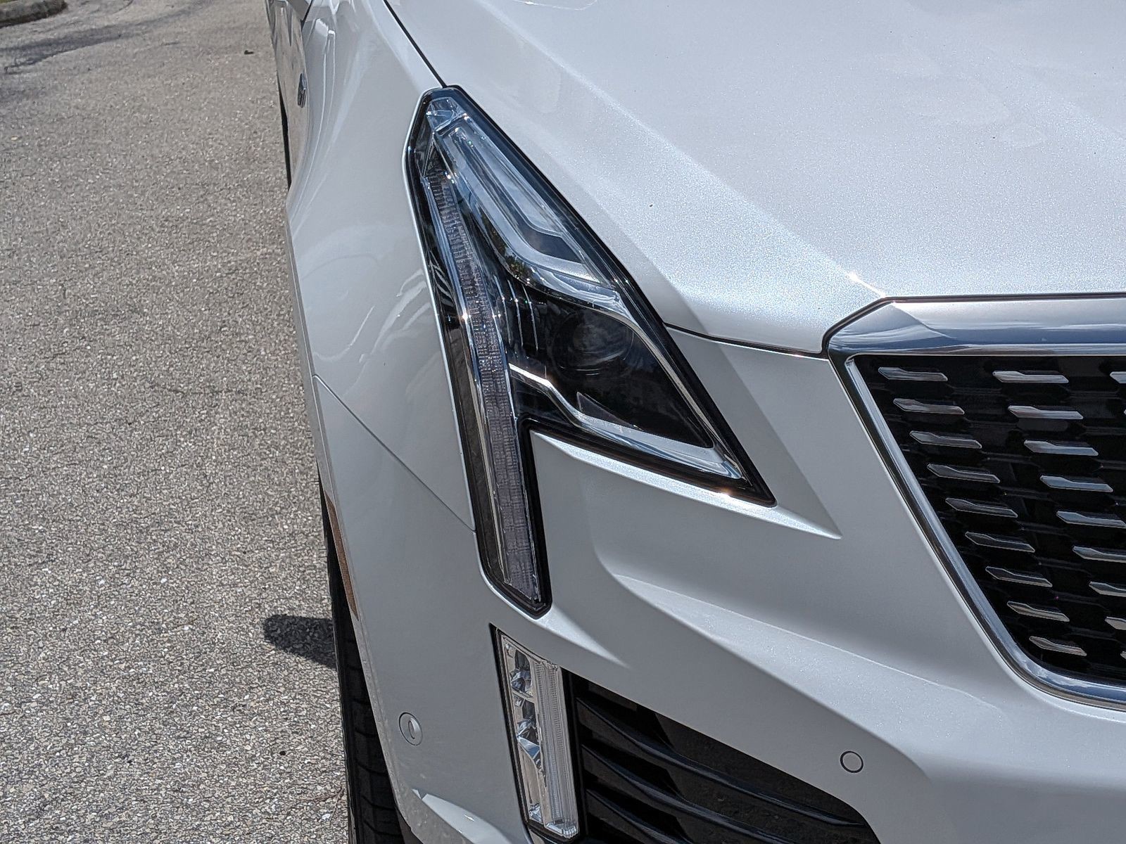 Used 2024 Crystal White Tricoat Cadillac FWD Premium Luxury image 10