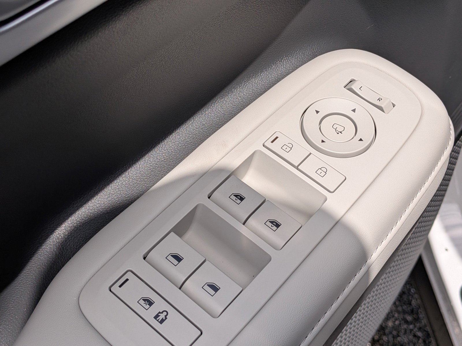 New 2026 Serenity White Hyundai Limited 6P image 24