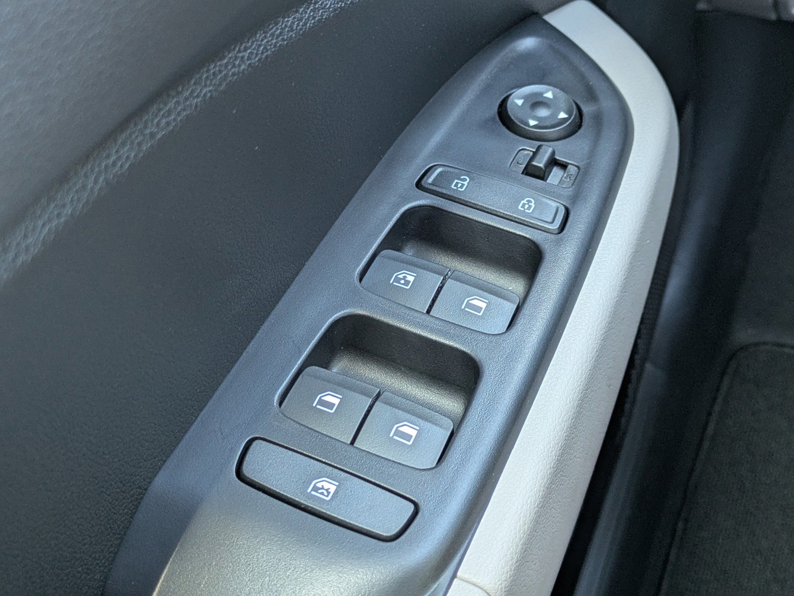 New 2026 Shimmering Silver Hyundai SEL image 19