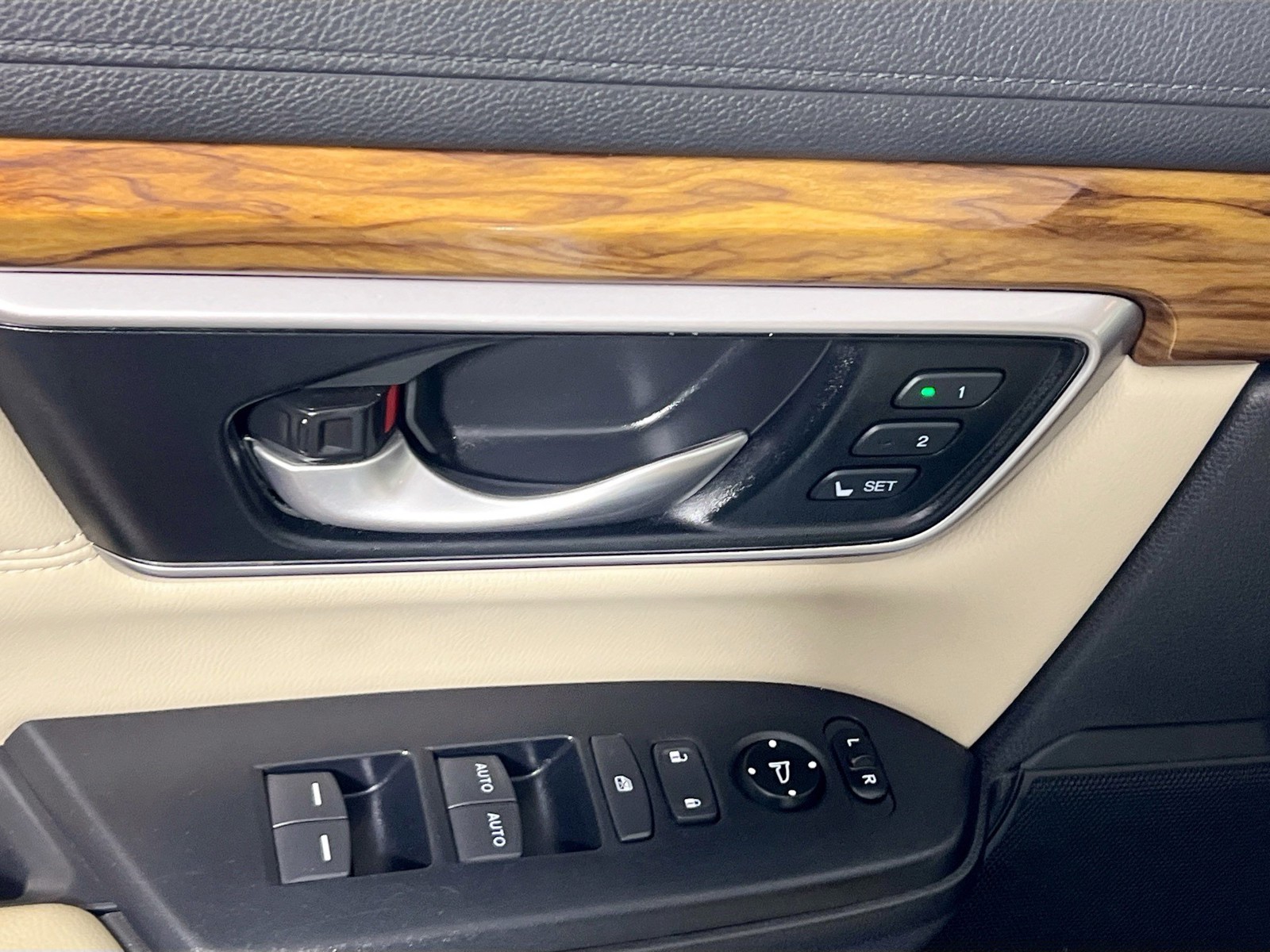 Used 2019 Platinum White Pearl Honda Touring image 12