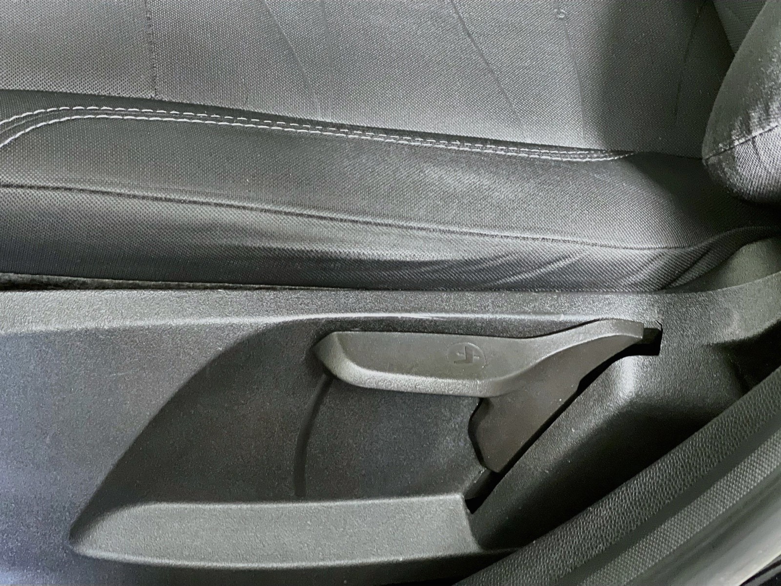 Used 2018 Shadow Black Ford SE image 13