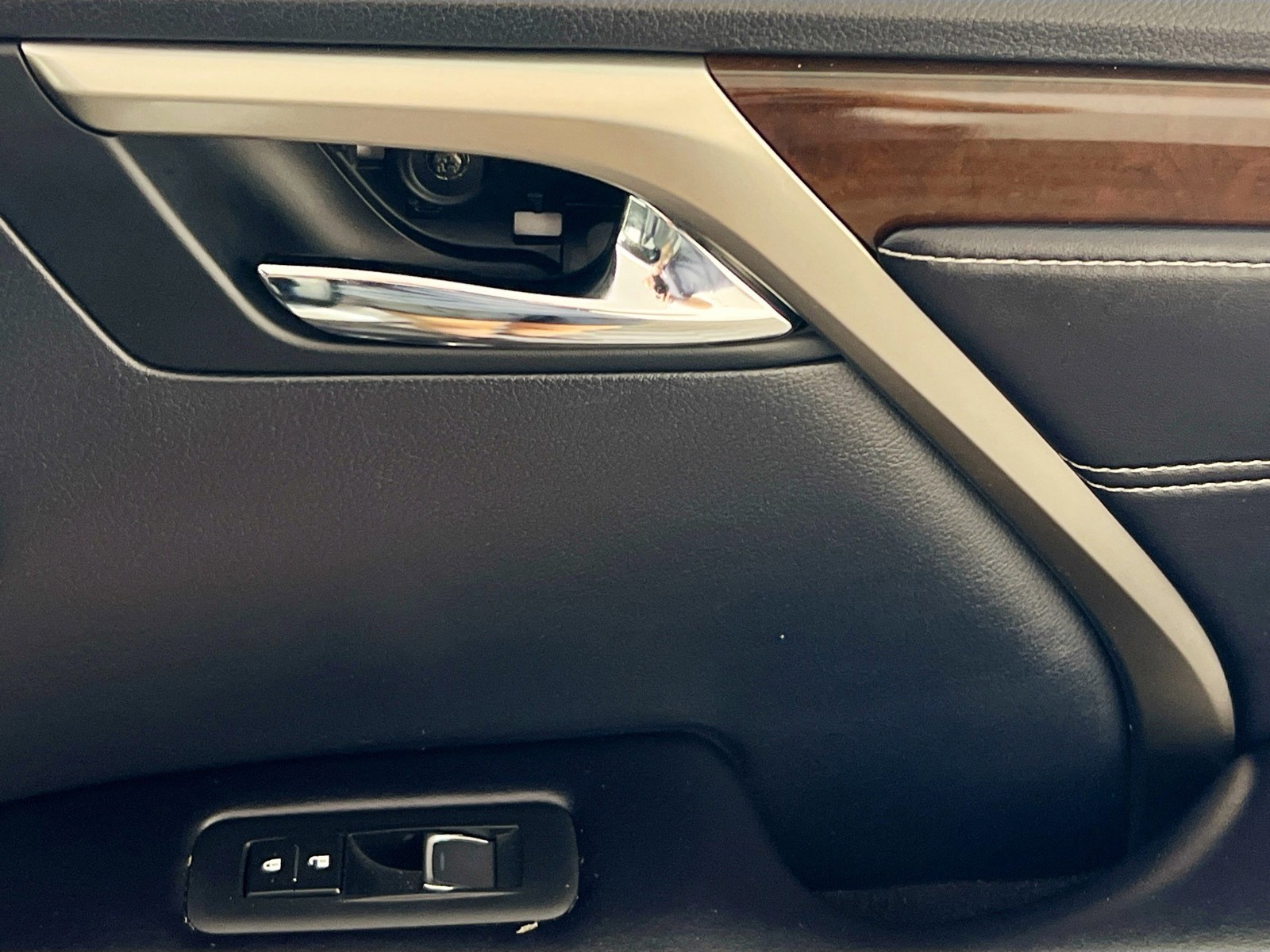 Used 2019 Eminent White Pearl Lexus 350 image 28
