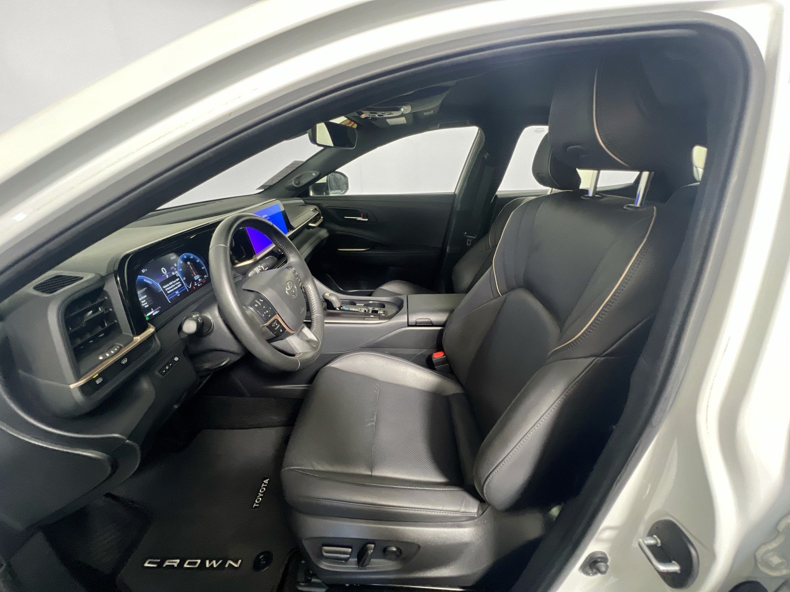 Used 2023 Oxygen White Toyota Limited image 12