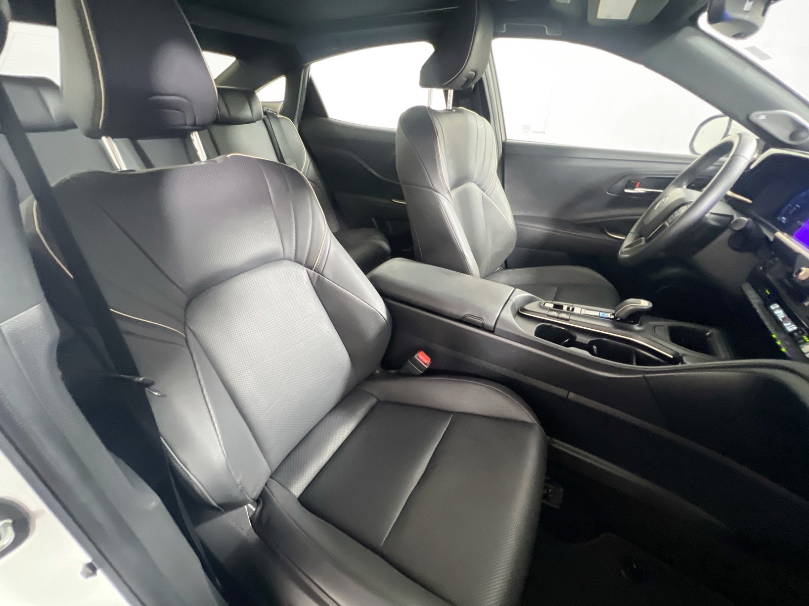 Used 2023 Oxygen White Toyota Limited image 27