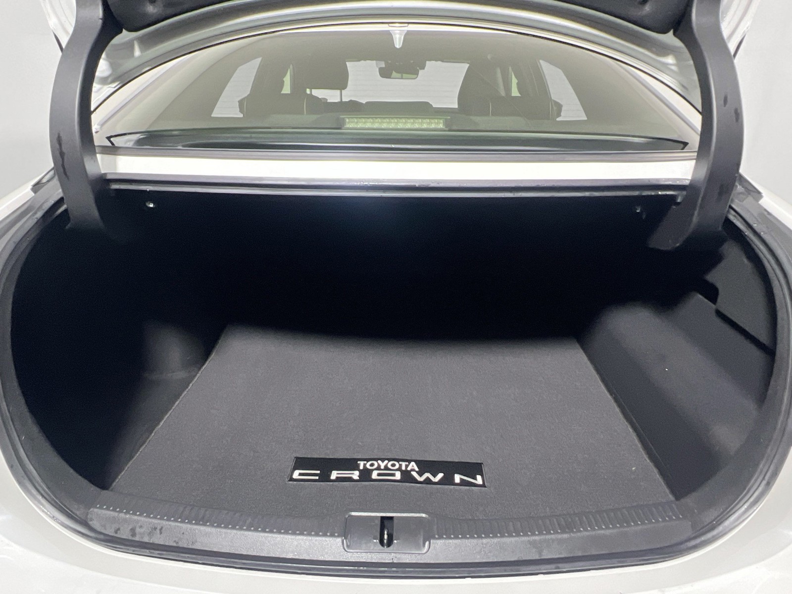 Used 2023 Oxygen White Toyota Limited image 30