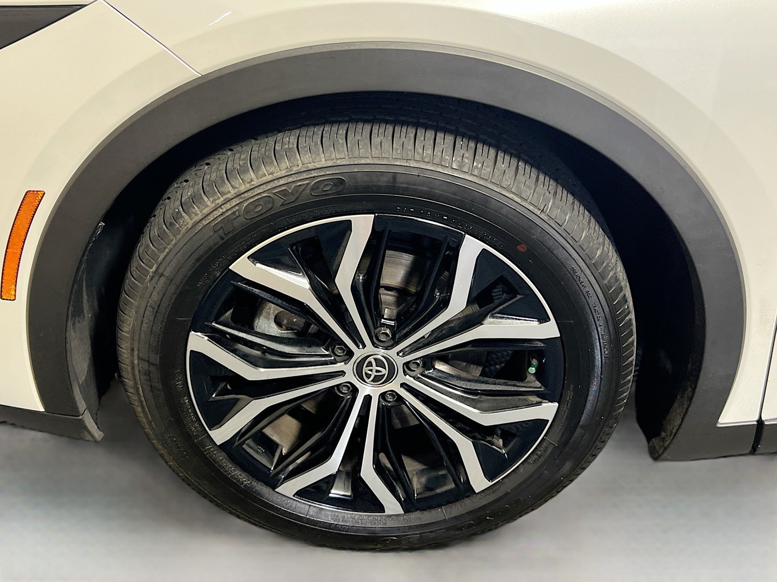 Used 2023 Oxygen White Toyota Limited image 11