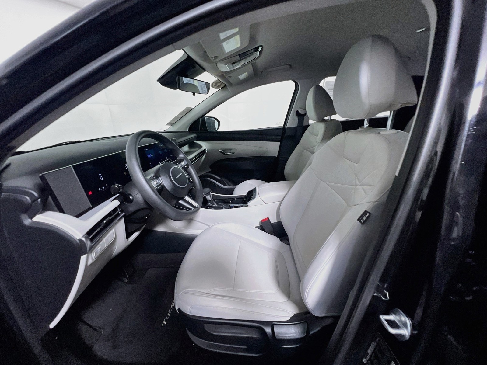 Used 2025 Phantom Black Hyundai SE image 12